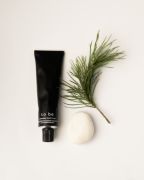 Antioxidant hand cream with phytoceramides and black spruce bark extract